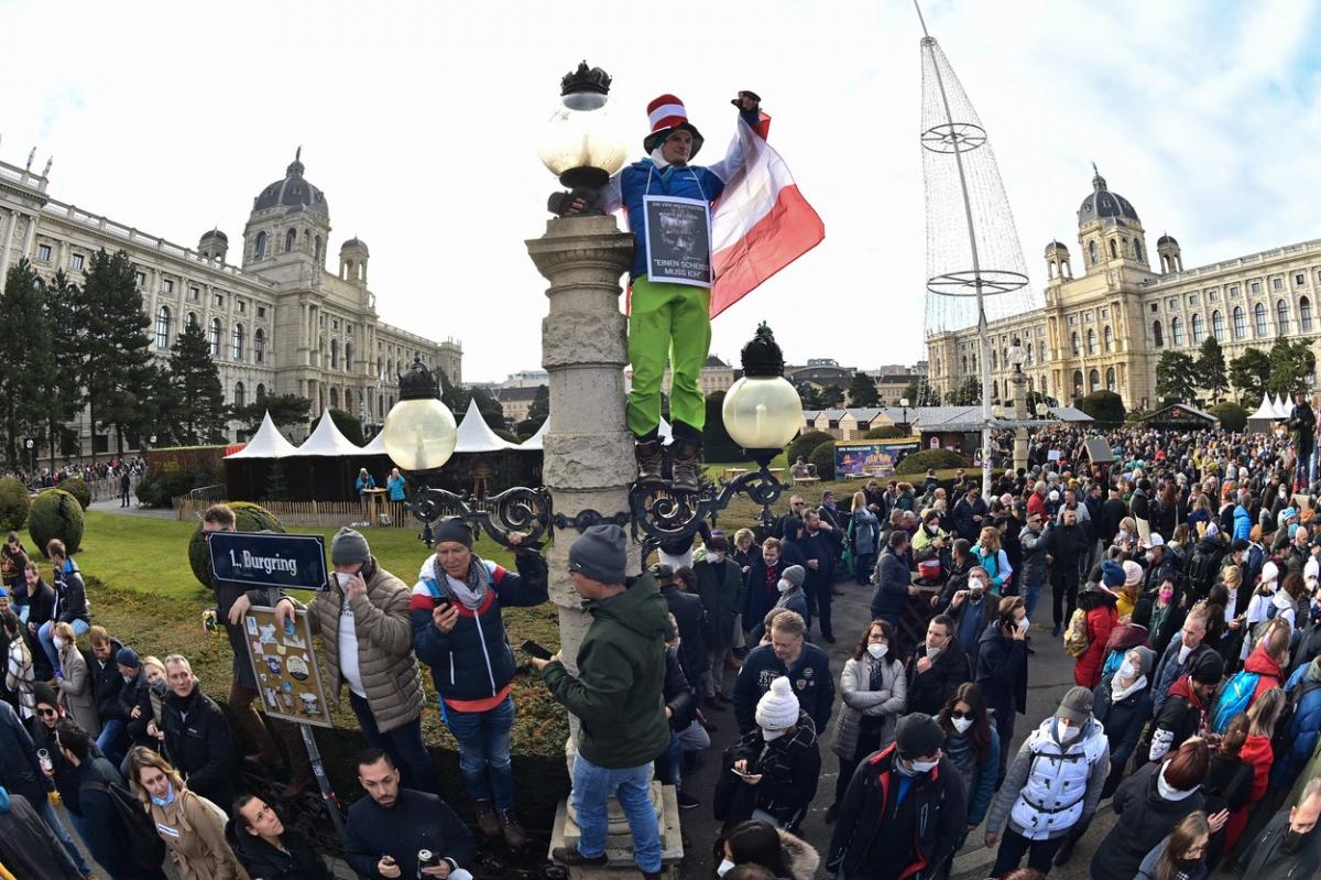 Protest masiv la Viena față de restricțiile anunţate de Guvernul austriac Protest masiv la Viena față de restricțiile anunţate de Guvernul austriac