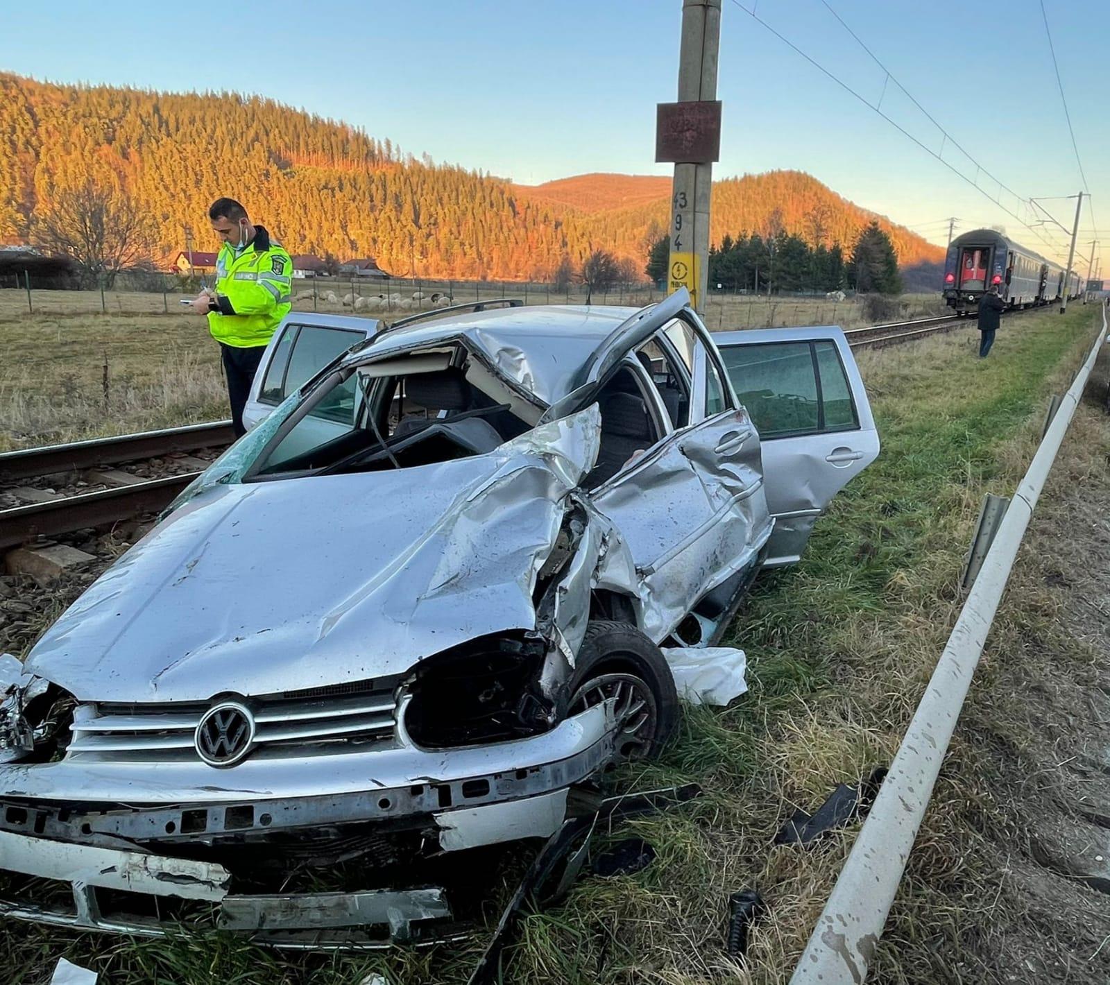 Mașină lovită de tren, la iesire din Gura Humorului