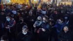 Protest la adresa restricțiilor la Ploiești, cu steaguri tricolore și icoane. La manifestația autorizată participă și un preot