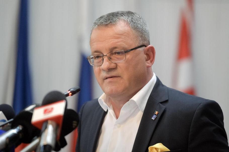 Adrian Oros, mesaj dur către conducerea PNL: "Daţi-vă demisia toţi! Toţi Rareşii, Bocii, Ralucii şi Fluturii de partid şi de stat!" Adrian Oros, mesaj dur către conducerea PNL: "Daţi-vă demisia toţi! Toţi Rareşii, Bocii, Ralucii şi Fluturii de partid şi de stat!"
