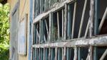 De nervi că nu avea cheile la el, un bărbat din Tulcea a spart geamurile de la intrarea în bloc