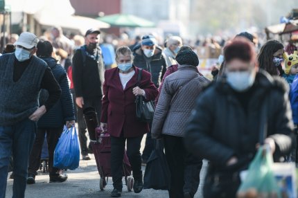 oameni cu mască în București