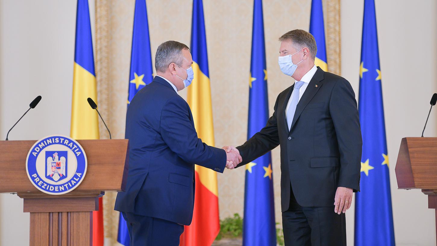 Nicolae Ciucă dă mâna cu Klaus Iohannis la Palatul Cotroceni