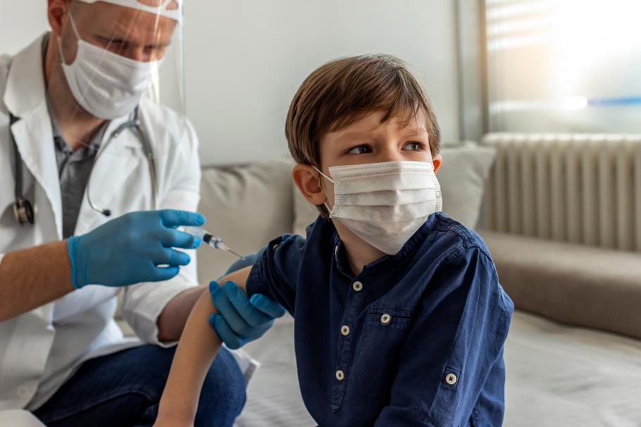 copil vaccinat copil în timpul vaccinării