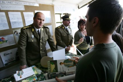 Un tanar primeste, luni 23 aprilie 2007, informatii despre cariera in randul fortelor armate,in timpul manifestarilor dedicate sarbatoririi Zilei Fortelor Terestre