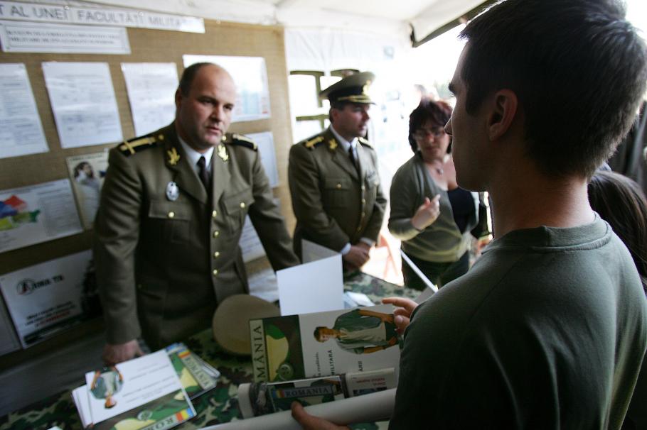 Tinerii ar putea face din nou armata. Ce modificări ale serviciului militar sunt prevăzute în programul de guvernare Un tanar primeste, luni 23 aprilie 2007, informatii despre cariera in randul fortelor armate,in timpul manifestarilor dedicate sarbatoririi Zilei Fortelor Terestre