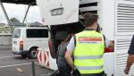 "Captură" inedită a vameşilor austrieci: 25 de moldoveni care mergeau la muncă în Franţa au înghesuit 1,2 tone de mâncare şi băutură în autocar | GALERIE FOTO