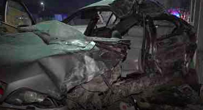 Doi tineri au murit într-un cumplit accident în Dâmboviţa. Maşina în care se aflau a intrat direct într-un TIR