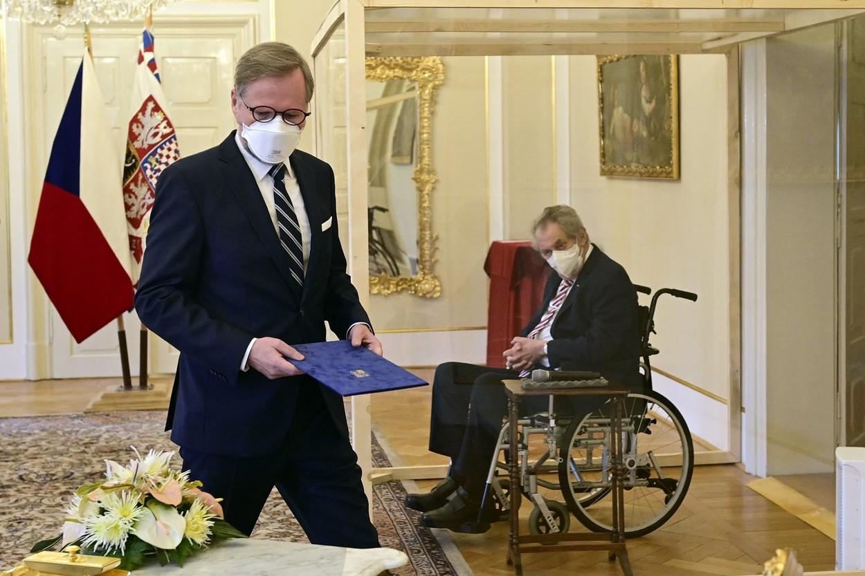 Preşedintele ceh şi noul premier al ţării în timpul ceremoniei de învestire