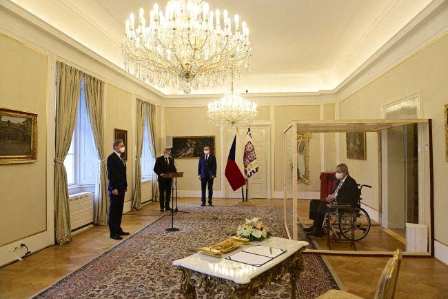 Preşedintele ceh şi noul premier al ţării în timpul ceremoniei de învestire