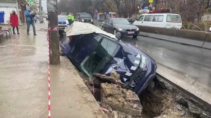 O maşină a Jandarmeriei a căzut în şanţ, pe Şoseaua Fundeni