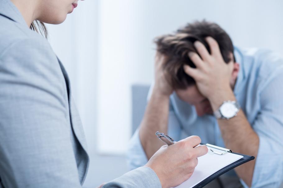 bărbat la Psihiatrie bărbat în timpul unui consult psihiatric