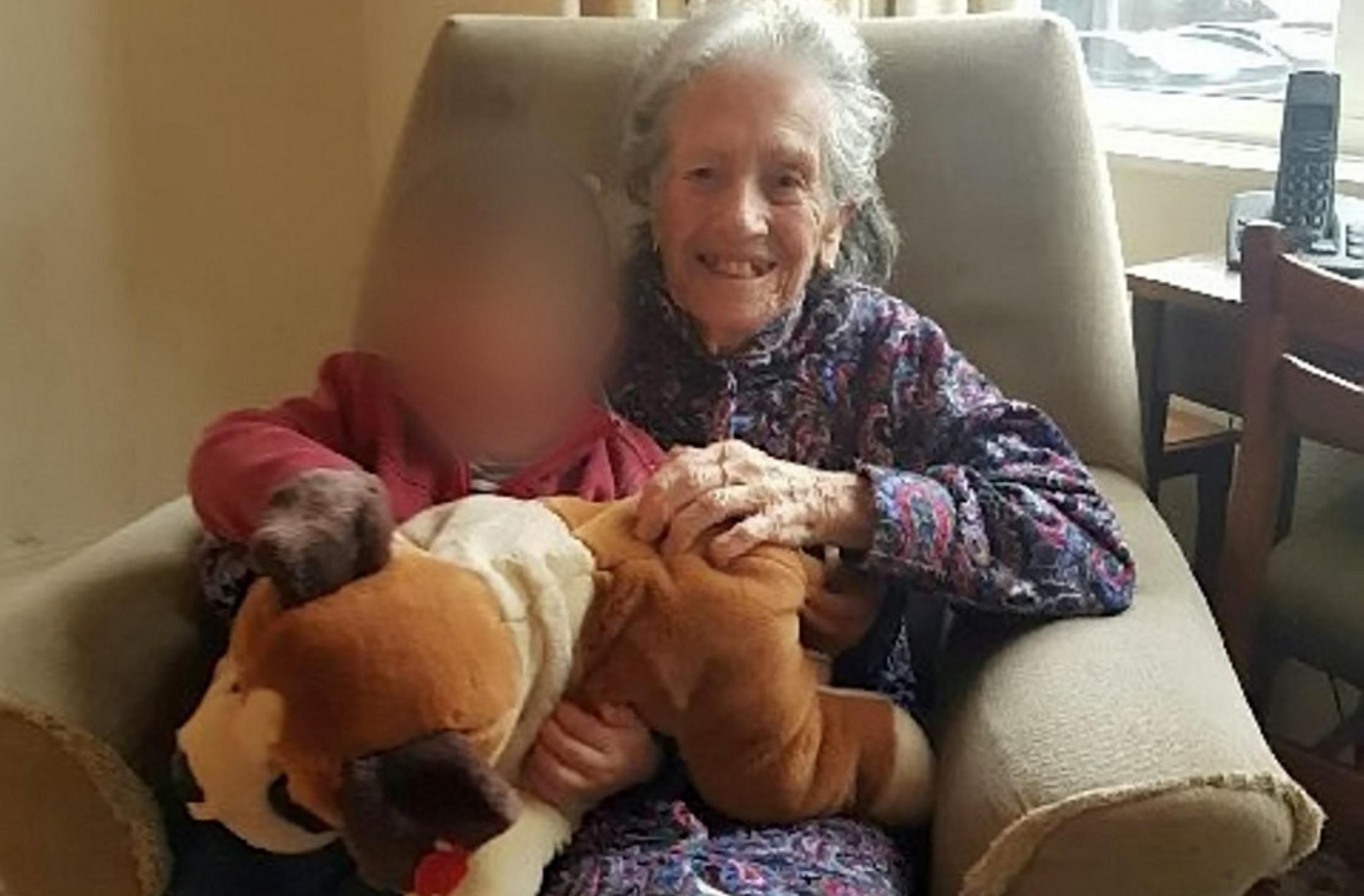 Joan Massey, de 95 de ani, a aşteptat ambulanţa mai bine de 13 ore, prăbuşită la podea