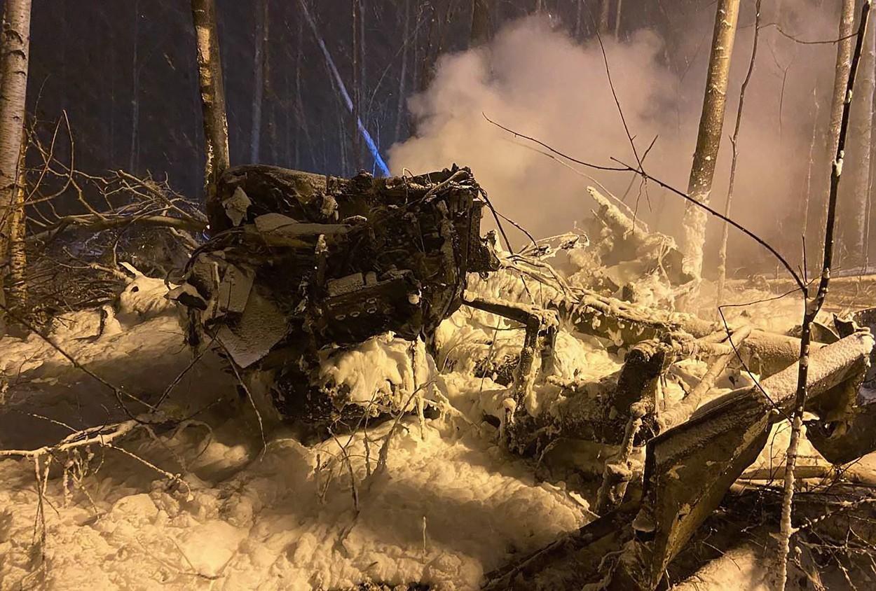 Un avion rusesc Antonov An-12 s-a prăbușit și a luat foc, în Siberia. Primele imagini de la locul tragediei aviatice