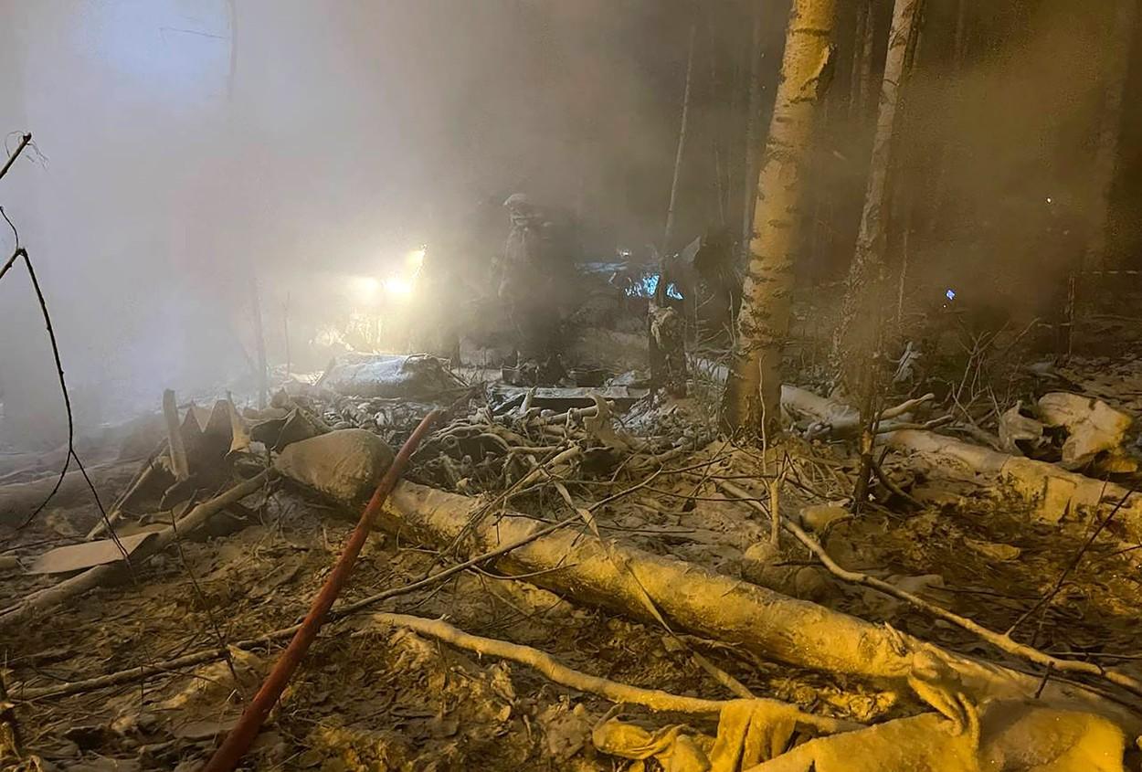 Un avion rusesc Antonov An-12 s-a prăbușit și a luat foc, în Siberia. Primele imagini de la locul tragediei aviatice