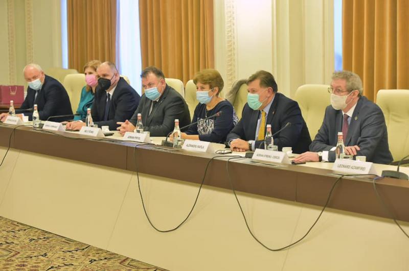 Nelu Tătaru, după întâlnirea cu delegația OMS: Să nu ne întoarcem la început, când căutam ”soluţii" cu lumina stinsă. Avem vaccin și prevenție! Nelu Tătaru, după întâlnirea cu delegația OMS: Să nu ne întoarcem la început, când căutam ”soluţii" cu lumina stinsă. Avem vaccin și prevenție!