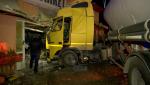 Un șofer beat a făcut prăpăd cu cisterna pe un drum din Gorj: "A evitat un câine şi a intrat cu TIR-ul în magazin"