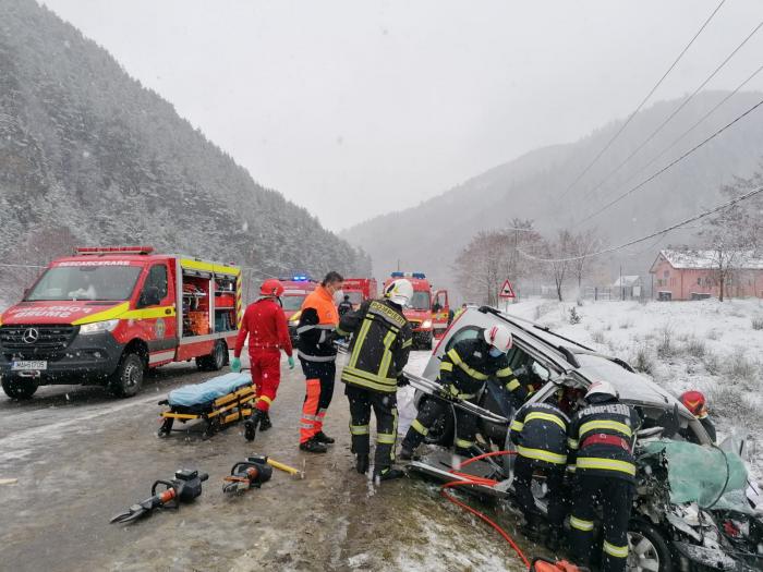 Impact fatal între un autoturism şi un autocar în Sibiu: Două persoane şi-au pierdut viaţa