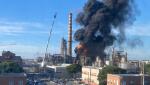 Explozie puternică urmată de incendiu la rafinăria din Livorno, Italia. Fumul dens s-a ridicat la sute de metri înălțime