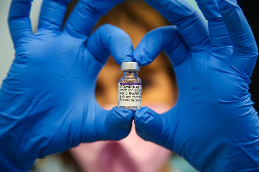 Omicron este puțin probabil să provoace boli severe la persoanele vaccinate, spune fondatorul BioNTech Omicron este puțin probabil să provoace boli severe la persoanele vaccinate, spune fondatorul BioNTech