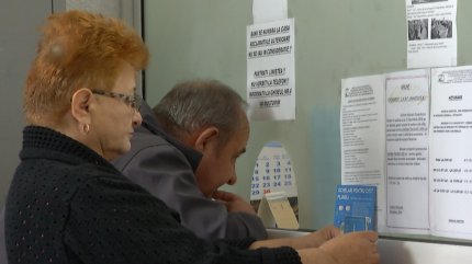 Pensionari la ghişeu, pentru a-şi ridica pensia