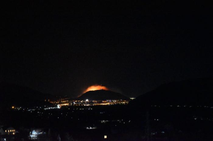 Incendiu de vegetație pe Muntele Pietricica, lângă Piatra Neamț. Focul se apropie de zonele locuite