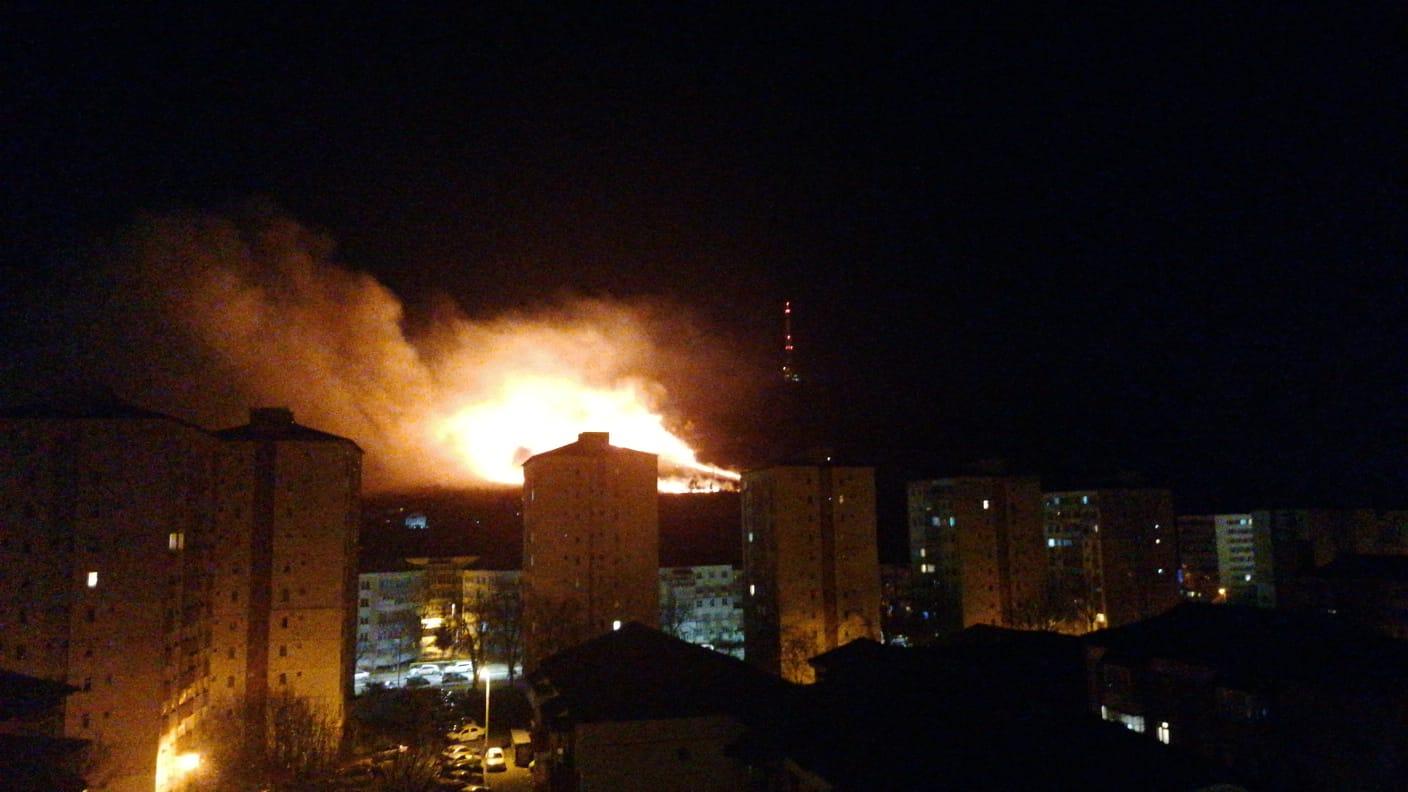Incendiu de vegetație pe Muntele Pietricica, lângă Piatra Neamț. Focul se apropie de zonele locuite