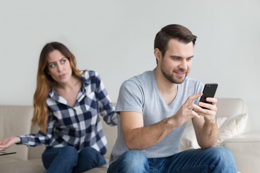 Mesajele pe reţelele sociale, motiv de sancţiuni la serviciu şi probleme în relaţiile personale - studiu Kaspersky O femeie este enervată de faptul că partenerul postează ceva în social media