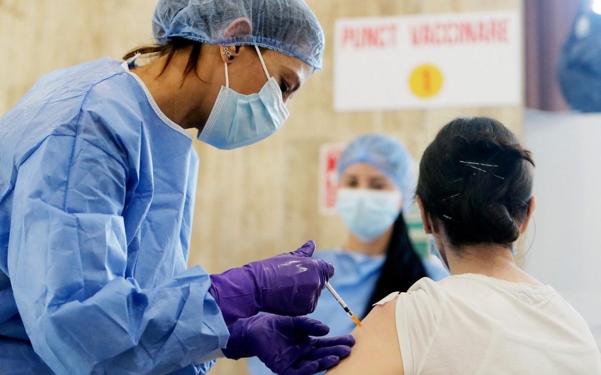 Personal medical vaccinează într-un centru de Vaccinare