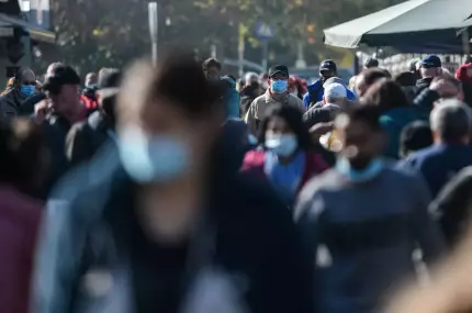 Incidenţa Covid în Capitală continuă să coboare Persoane ce poarta masti de protectie circulă pe o stradă, in Bucuresti