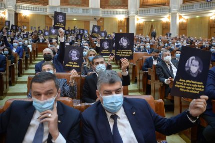 Membrii grupului parlamentar al Partidului Social Democrat (PSD), intre care si Sorin Grindeanu (S) si Marcel Ciolacu (C), afiseaza fotografii cu premierul desemnat, Florin Citu, in timpul sedintei de investitura a guvernului, miercuri 23 decembrie 2020