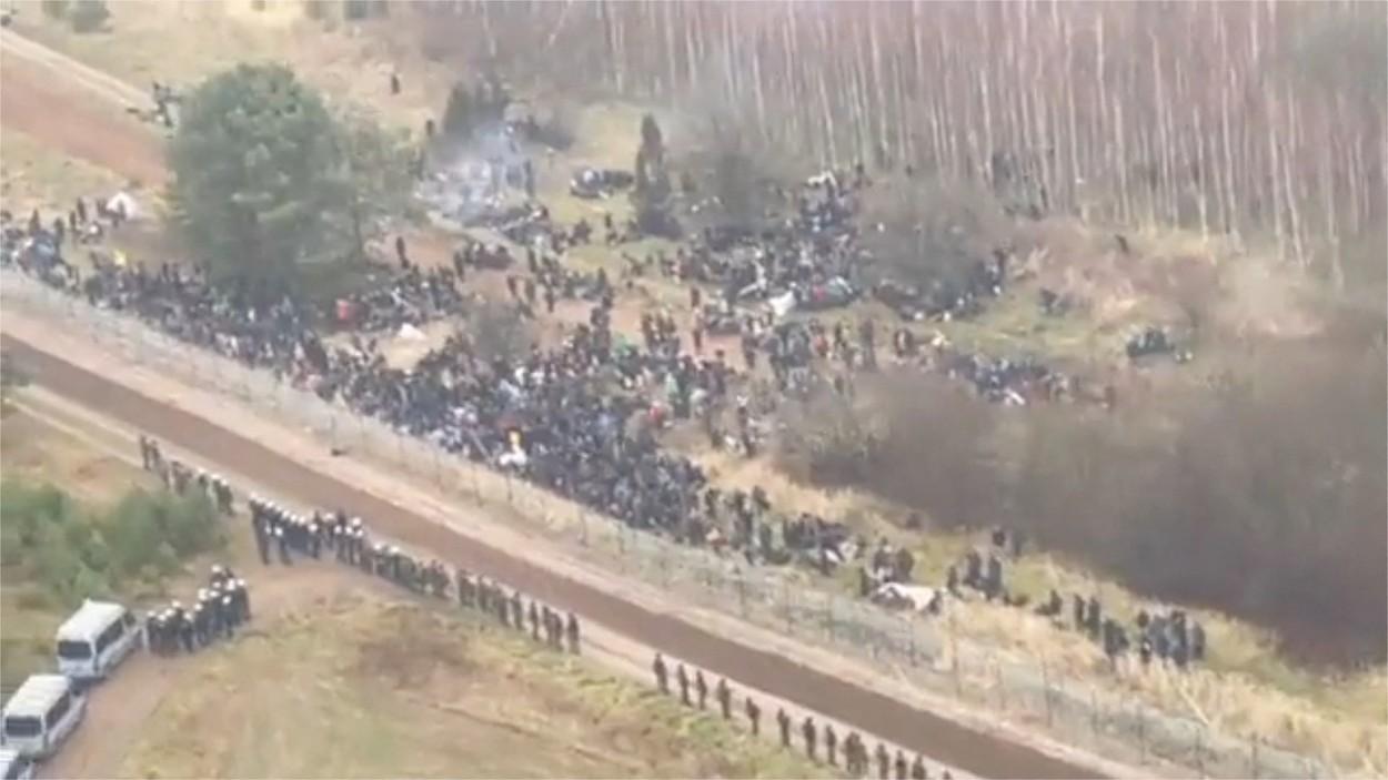 VIDEO. Un convoi cu sute de migranți a ajuns la granița dintre Belarus şi UE. Lituania și Polonia au mobilizat soldaţi
