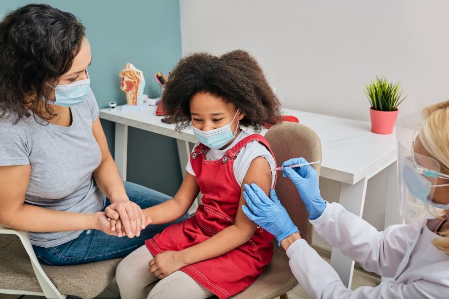 Vaccinul anticovid va fi introdus pe lista vaccinurilor obligatorii făcute în copilărie O fetiţă cu origini hispanice primeşte un vaccin
