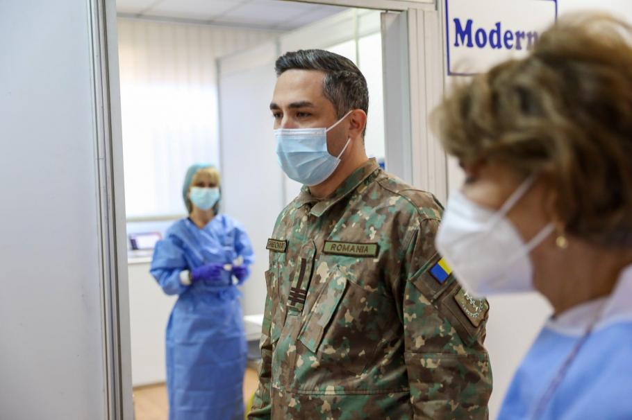 Valeriu Gheorghiţă: "Cred că populaţia are nevoie de certificatul verde. Dacă doar te testezi, poți să infectezi în continuare și să faci o formă gravă" Valeriu Gheorghiţă: "Cred că populaţia are nevoie de certificatul verde. Dacă doar te testezi, poți să infectezi în continuare și să faci o formă gravă"