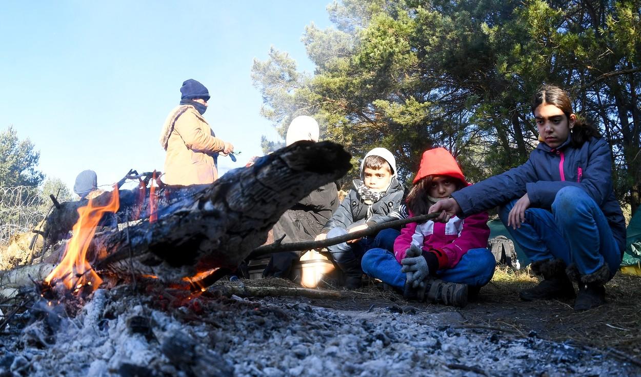 Migranții au rupt gardul de la granița belaruso-poloneză cu bâte. Putin și Lukașenko, supărați că Polonia și-a trimis trupele în zonă