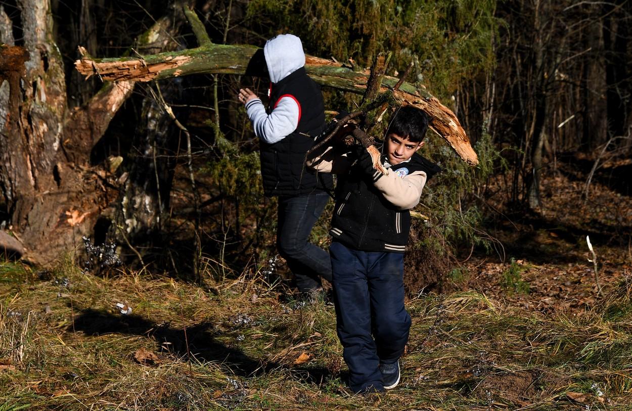 Migranții au rupt gardul de la granița belaruso-poloneză cu bâte. Putin și Lukașenko, supărați că Polonia și-a trimis trupele în zonă