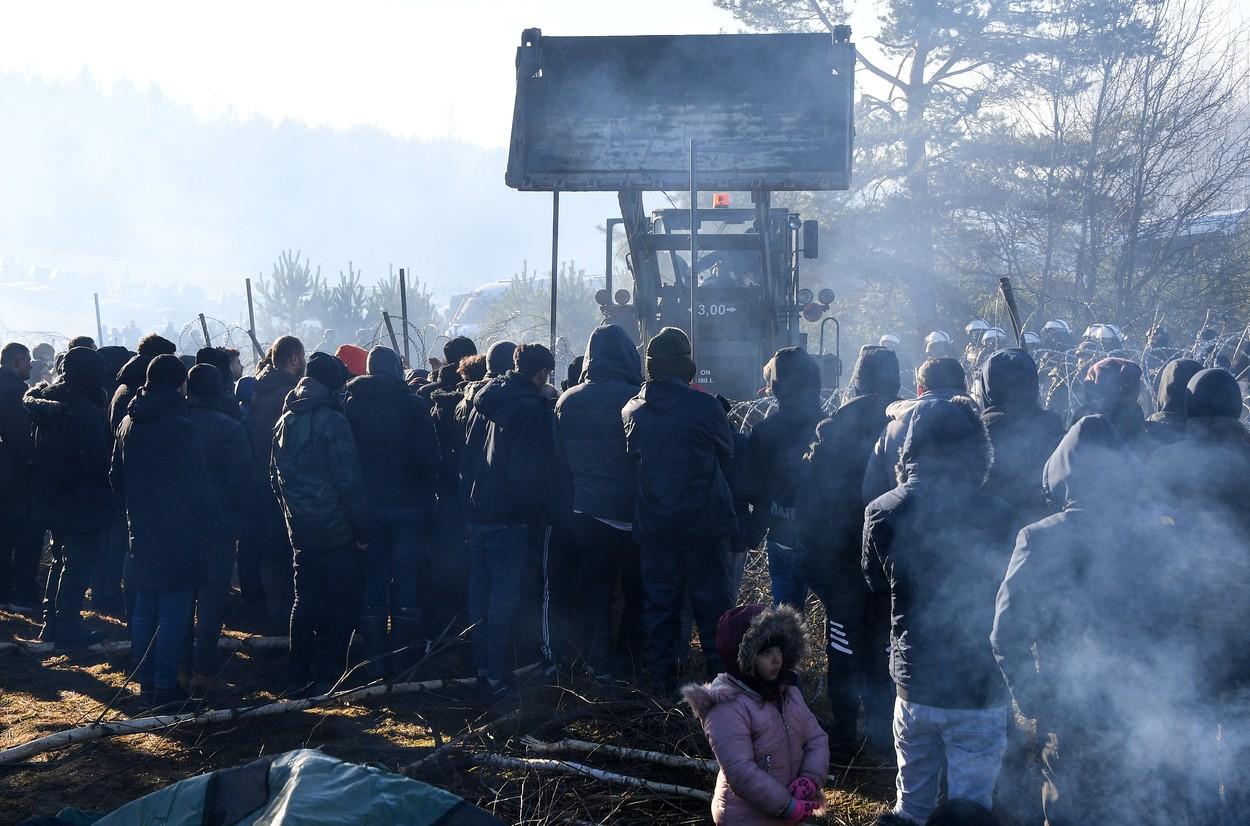 Migranții au rupt gardul de la granița belaruso-poloneză cu bâte. Putin și Lukașenko, supărați că Polonia și-a trimis trupele în zonă