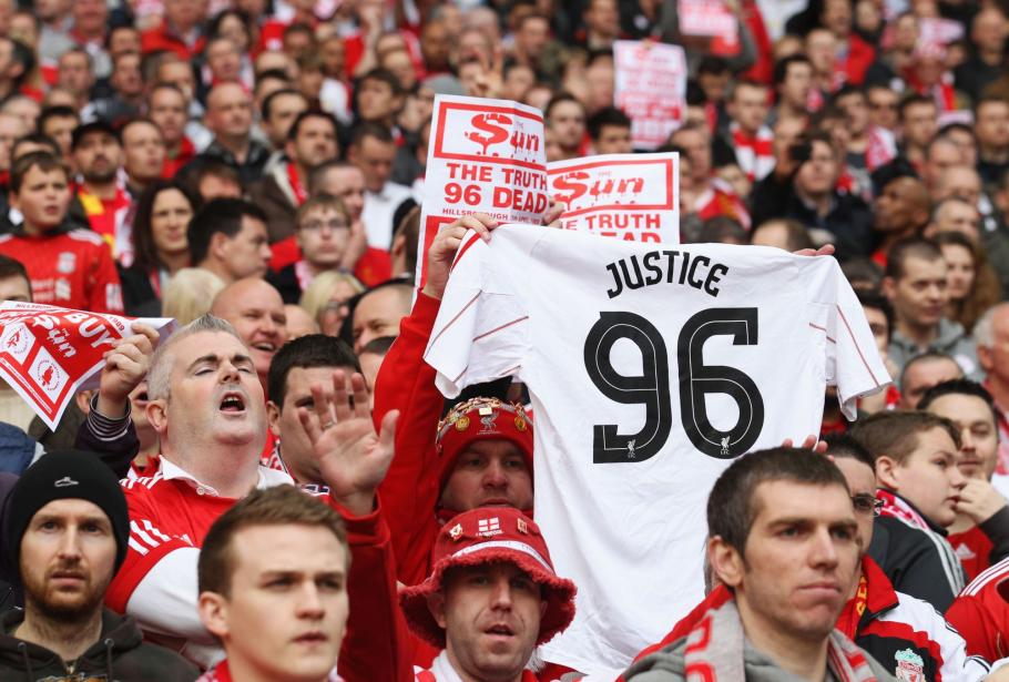 Fanii vor putea sta din nou în picioare, la meciuri din Premier League, după 32 de ani de la tragedia de pe Hillsborough Fanii lui Liverpool afişează bannere în memoria fanilor decedaţi în tragedia de pe Hillsborough