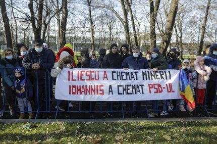 Banner cu mesaj critic la adresa preşedintelui Klaus Iohannis, afişat la parada de Ziua Naţională, de la Arcul de Triumf. Paralela cu Ion Iliescu