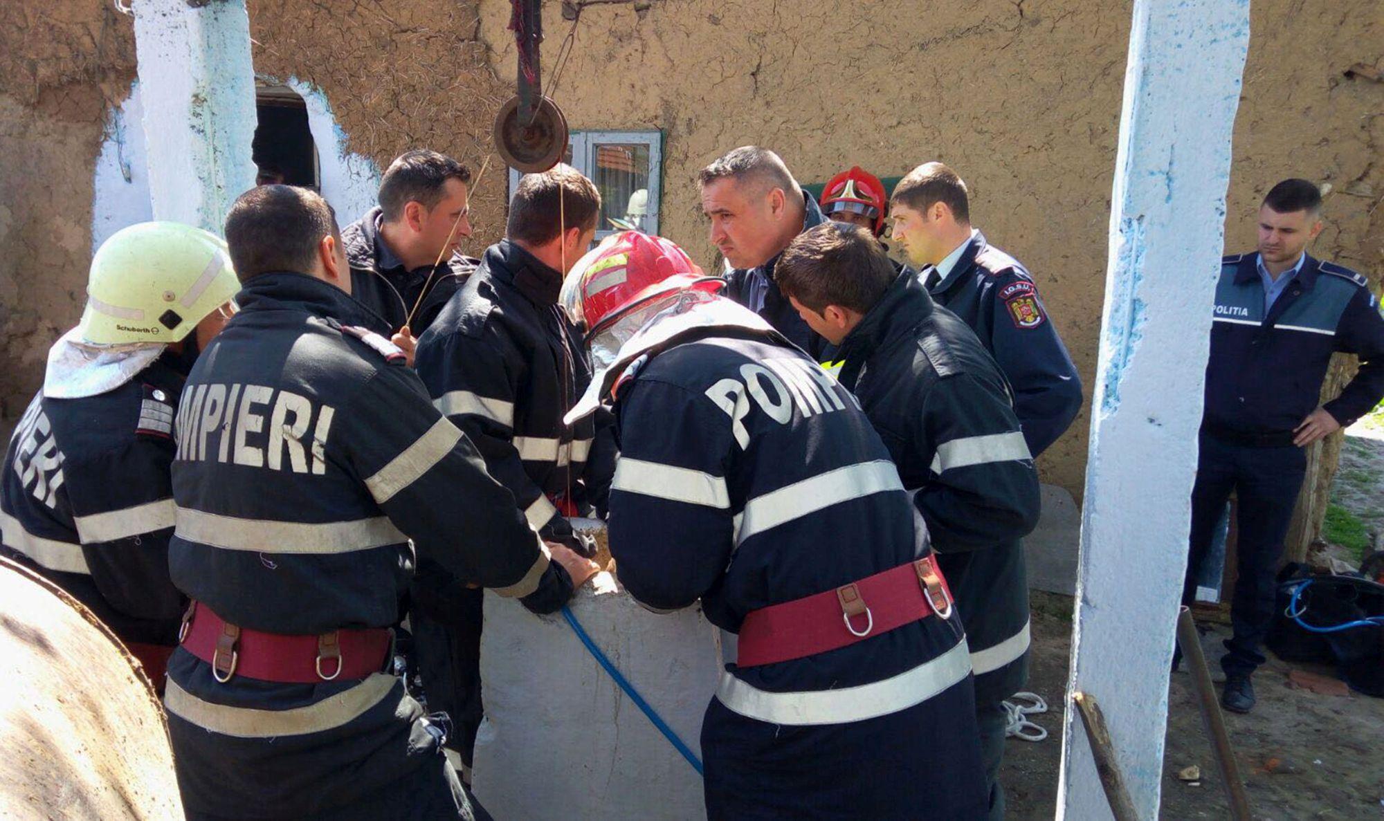 Pompierii intervin pentru salvarea unei persoane dintr-o fântână