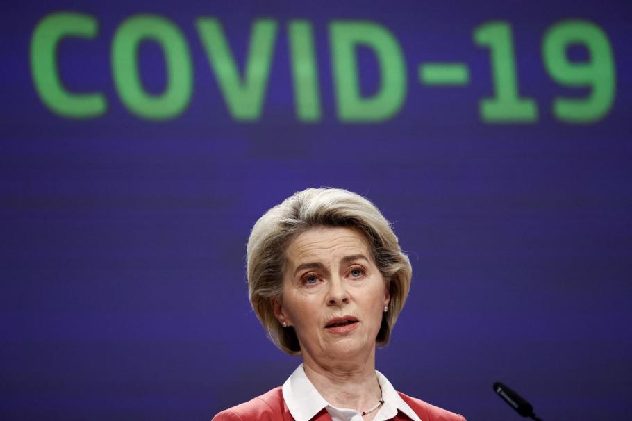 Ursula von der Leyen crede că vaccinarea obligatorie ar trebui luată în calcul în Uniunea Europeană Ursula von der Leyen crede că vaccinarea obligatorie ar trebui luată în calcul în Uniunea Europeană