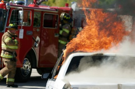 Şapte maşini au luat foc în Capitală. Un minor, reţinut de poliţişti