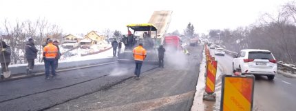 Imagini ireale în Suceava: o echipă de muncitori toarnă asfalt direct în noroi, la 0 grade. Explicaţia, pe măsura "lucrării": pentru "siguranţă în trafic" | VIDEO