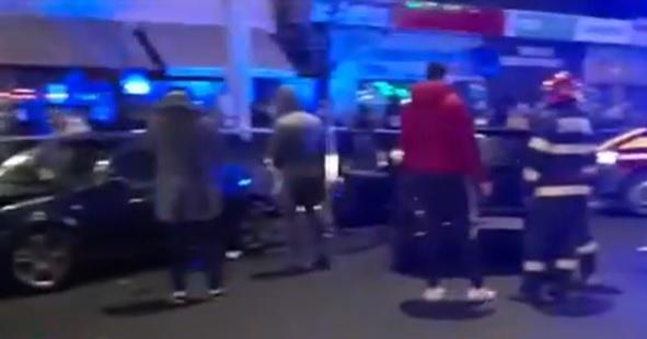 Tânără însărcinată, rănită din cauza unui șofer teribilist. Bărbatul a ignorat culoarea roşie a semaforului și a distrus opt mașini