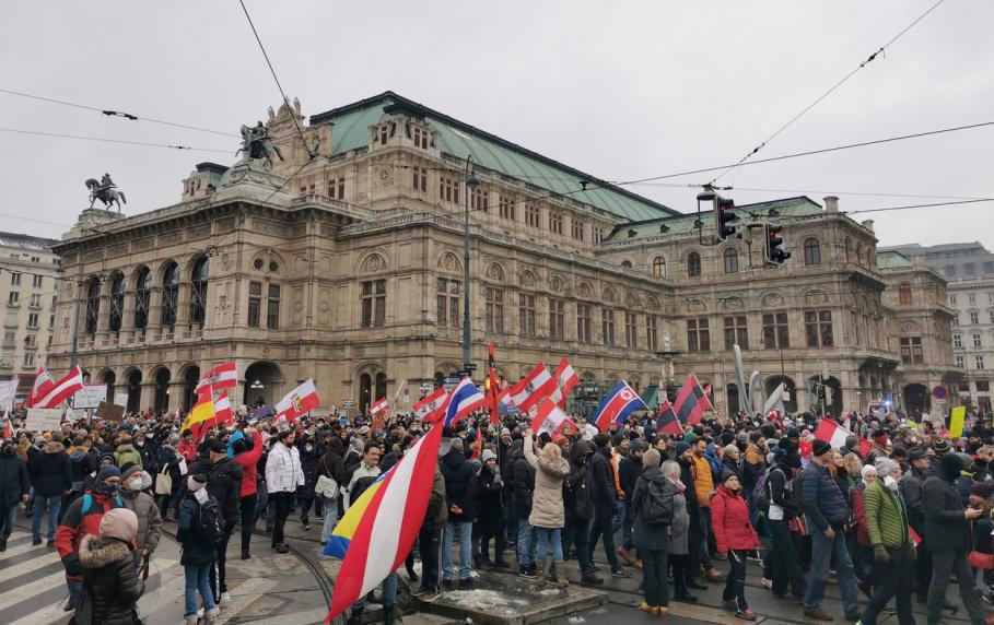 Protest masiv în Austria. Peste 20.000 de oameni au ieşit pe străzile Vienei, nemulţumiţi de măsurile restrictive şi legea vaccinării obligatorii Protest masiv în Austria. Peste 20.000 de oameni au ieşit pe străzile Vienei, nemulţumiţi de măsurile restrictive şi legea vaccinării obligatorii