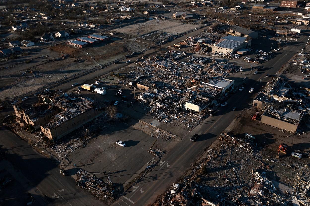 ”Un oraș întreg a dispărut”. Mărturii terifiante din SUA unde 50 de tornade au devastat opt ​​state și au făcut aproape 100 de morți