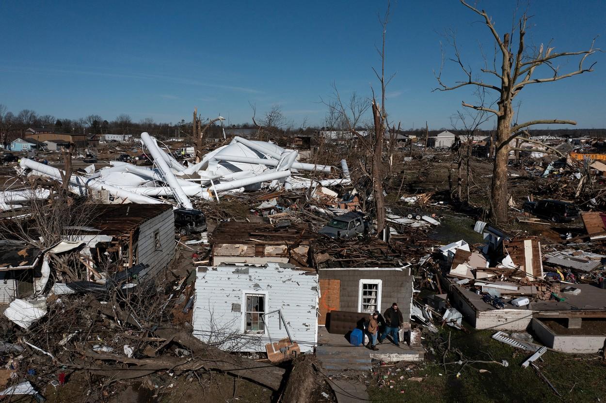 ”Un oraș întreg a dispărut”. Mărturii terifiante din SUA unde 50 de tornade au devastat opt ​​state și au făcut aproape 100 de morți