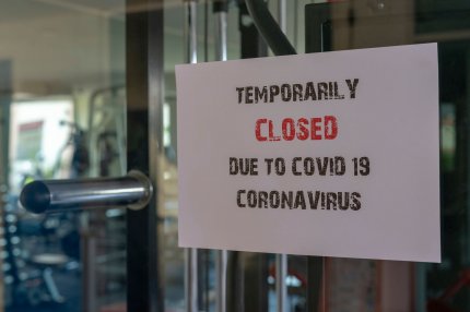 Semn cu activitatea suspendată temporar la intrarea în sediul unui operator economic