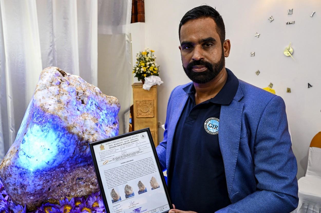 Imagini cu cel mai mare safir albastru natural din lume