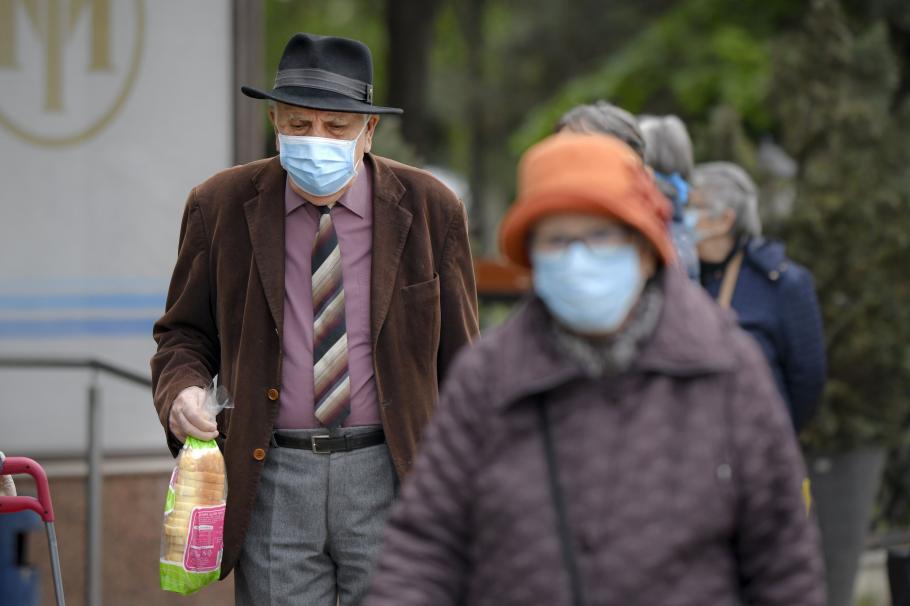 pensionari persoane în vârstă cu masca de protecție